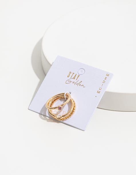 Set anillos de metal y detalle de strass de la línea Stay Golden.